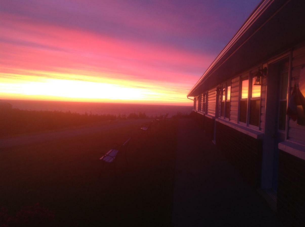 Burton's Sunset Oasis Motel Bay Saint Lawrence Exterior foto