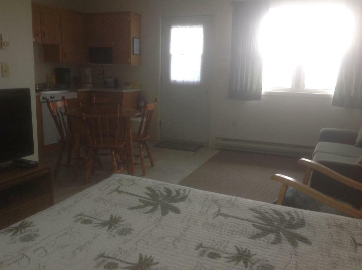 Burton's Sunset Oasis Motel Bay Saint Lawrence Exterior foto